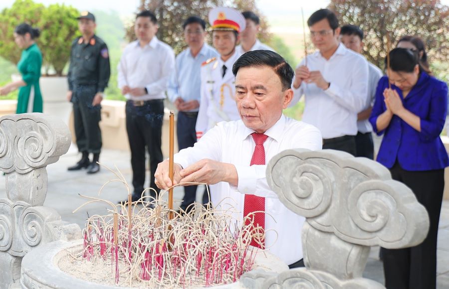 Thường trực Ban Bí thư Trần Cẩm Tú tri ân Tổng Bí thư Trần Phú, các anh hùng liệt sỹ tại Hà Tĩnh