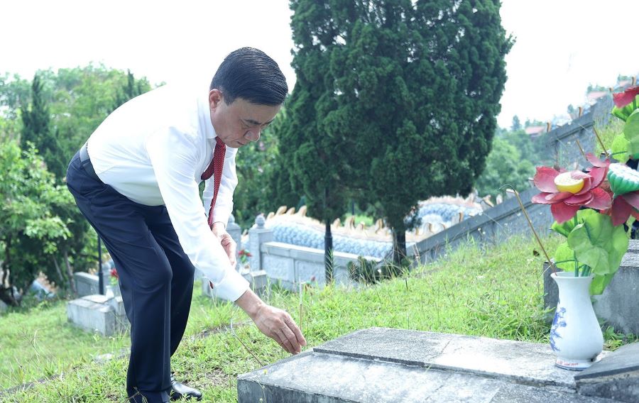 Thường trực Ban B&iacute; thư Trần Cẩm T&uacute; thắp hương viếng mộ liệt sĩ tại Nghĩa trang Liệt sĩ quốc gia Nầm