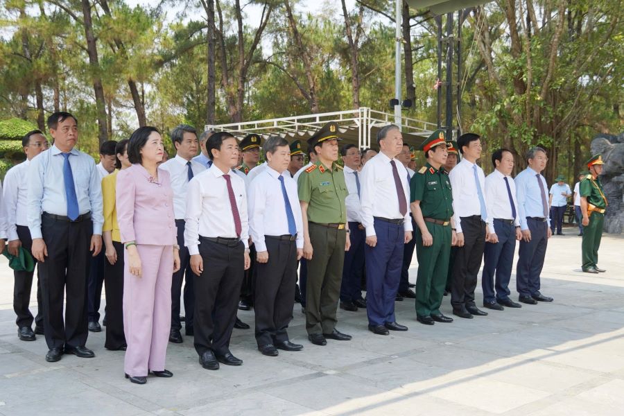Tổng Bí thư, Chủ tịch nước Tô Lâm dâng hương tri ân các Anh hùng liệt sĩ tại Nghĩa trang Trường Sơn