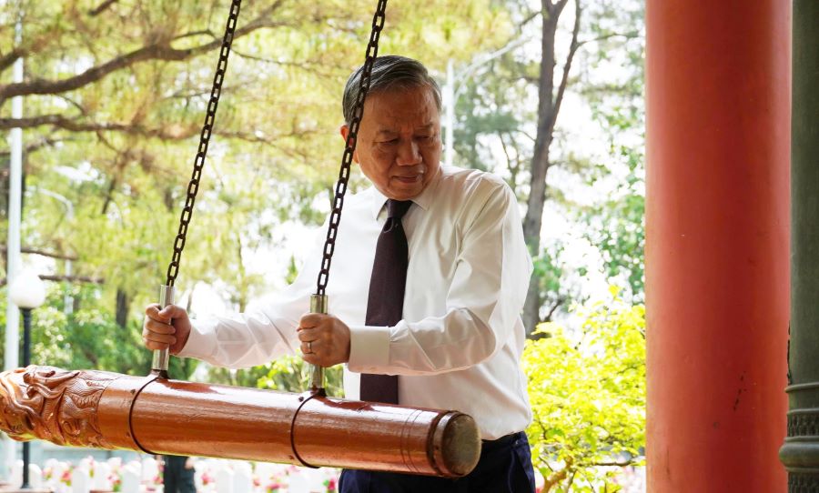 Tổng B&iacute; thư, Chủ tịch nước T&ocirc; L&acirc;m thực hiện nghi thức thỉnh chu&ocirc;ng tại Nghĩa trang liệt sĩ quốc gia Trường Sơn