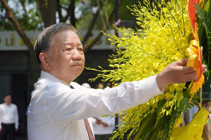 Tổng B&iacute; thư, Chủ tịch nước T&ocirc; L&acirc;m d&acirc;ng hoa tưởng nhớ c&aacute;c Anh h&ugrave;ng liệt sĩ