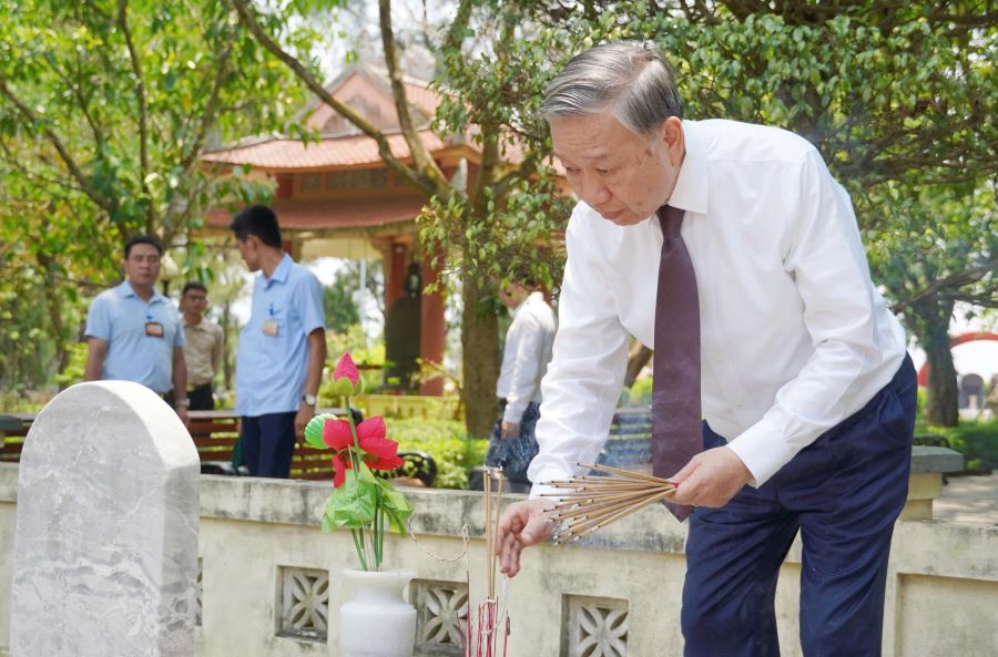 Tổng B&iacute; thư, Chủ tịch nước T&ocirc; L&acirc;m d&acirc;ng hương l&ecirc;n phần mộ tri &acirc;n c&aacute;c Anh h&ugrave;ng liệt sĩ