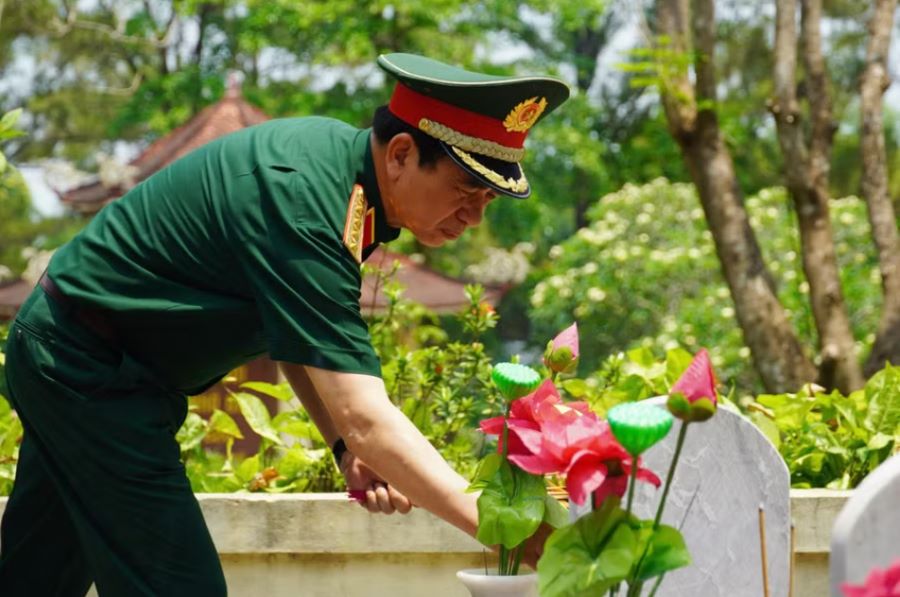 Đại tướng Phan Văn Giang, Ph&oacute; Thủ tướng, Bộ trưởng Bộ Quốc ph&ograve;ng d&acirc;ng hương l&ecirc;n phần mộ tri &acirc;n c&aacute;c Anh h&ugrave;ng liệt sĩ
