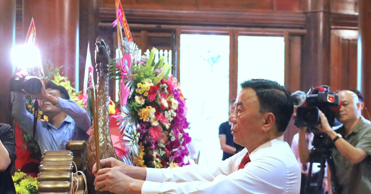 Thường trực Ban Bí thư Trần Cẩm Tú dâng hương tại Khu di tích quốc gia đặc biệt Kim Liên