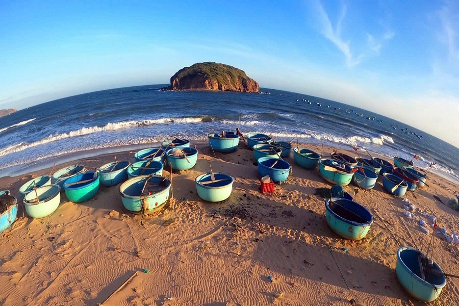 Từ bờ biển H&ograve;n Rơm nh&igrave;n về ph&iacute;a H&ograve;n R&ugrave;a