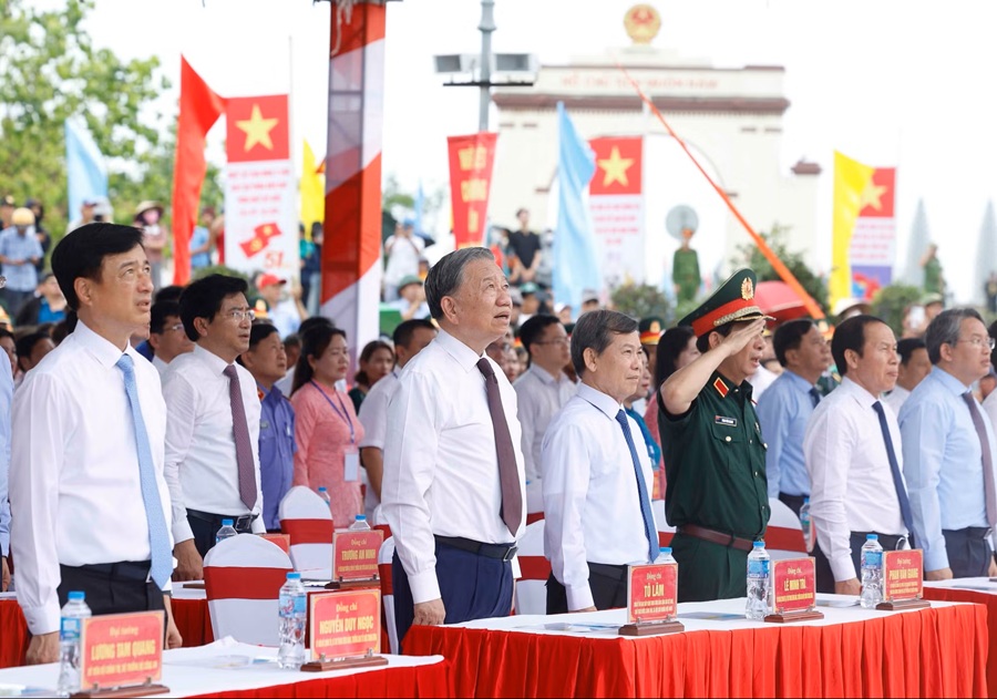 Tổng B&iacute; thư, Chủ tịch nước T&ocirc; L&acirc;m v&agrave; c&aacute;c đại biểu dự Lễ Thượng cờ "Thống nhất non s&ocirc;ng" năm 2026. (Ảnh: Thống Nhất/TTXVN)