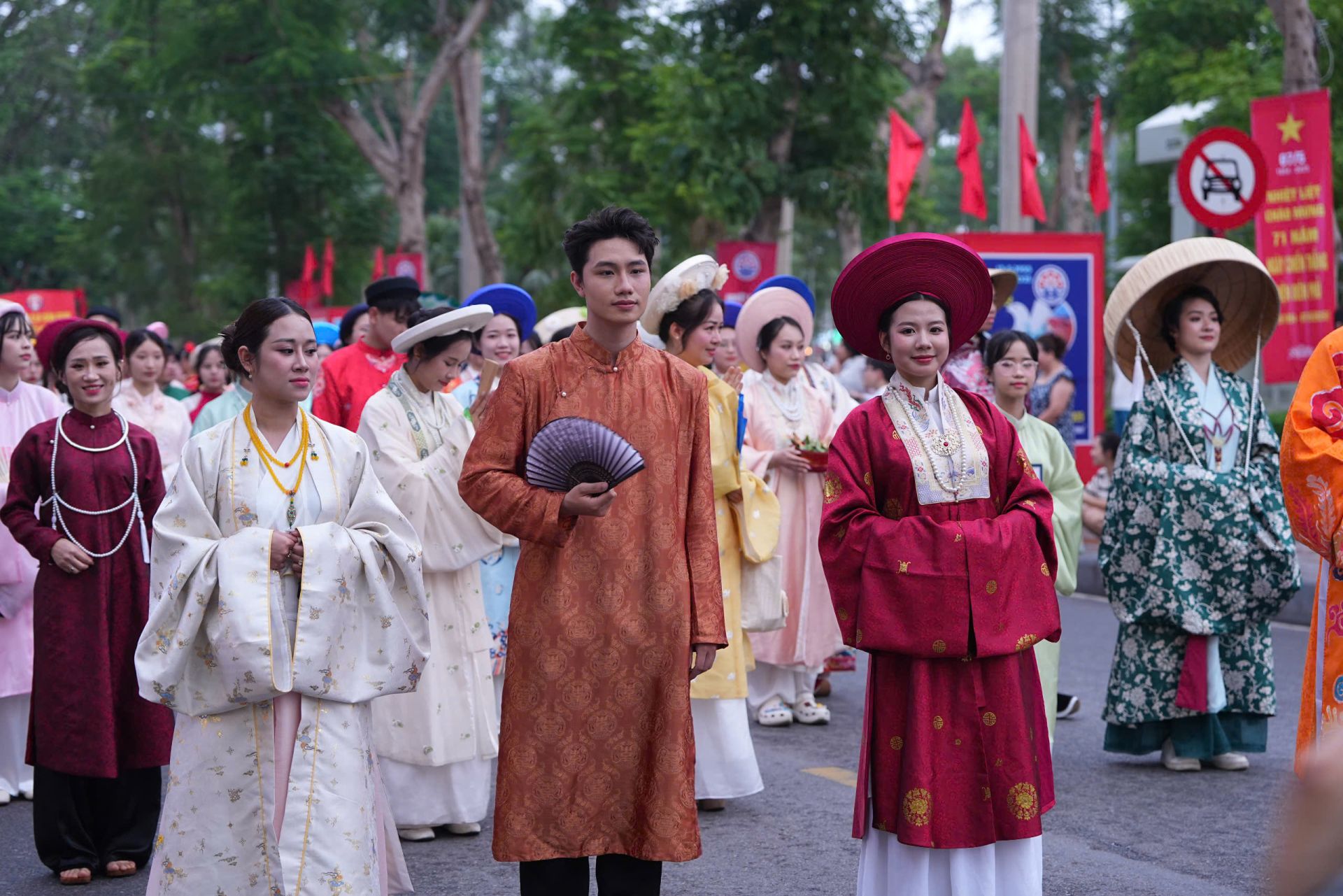 Hoạt động diễn ra tại khu vực dải vườn hoa trung t&acirc;m v&agrave; Nh&agrave; h&aacute;t th&agrave;nh phố dịp Lễ hội Hoa Phượng Đỏ - Hải Ph&ograve;ng 2025.