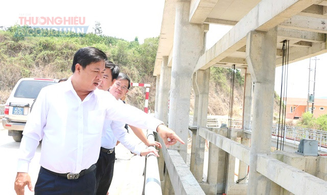 B&iacute; thư tỉnh ủy Lương Nguyễn Minh Triết kiểm tra thực địa Dự &aacute;n đ&ecirc; bao ngăn lũ ph&iacute;a Nam s&ocirc;ng Kr&ocirc;ng Ana.