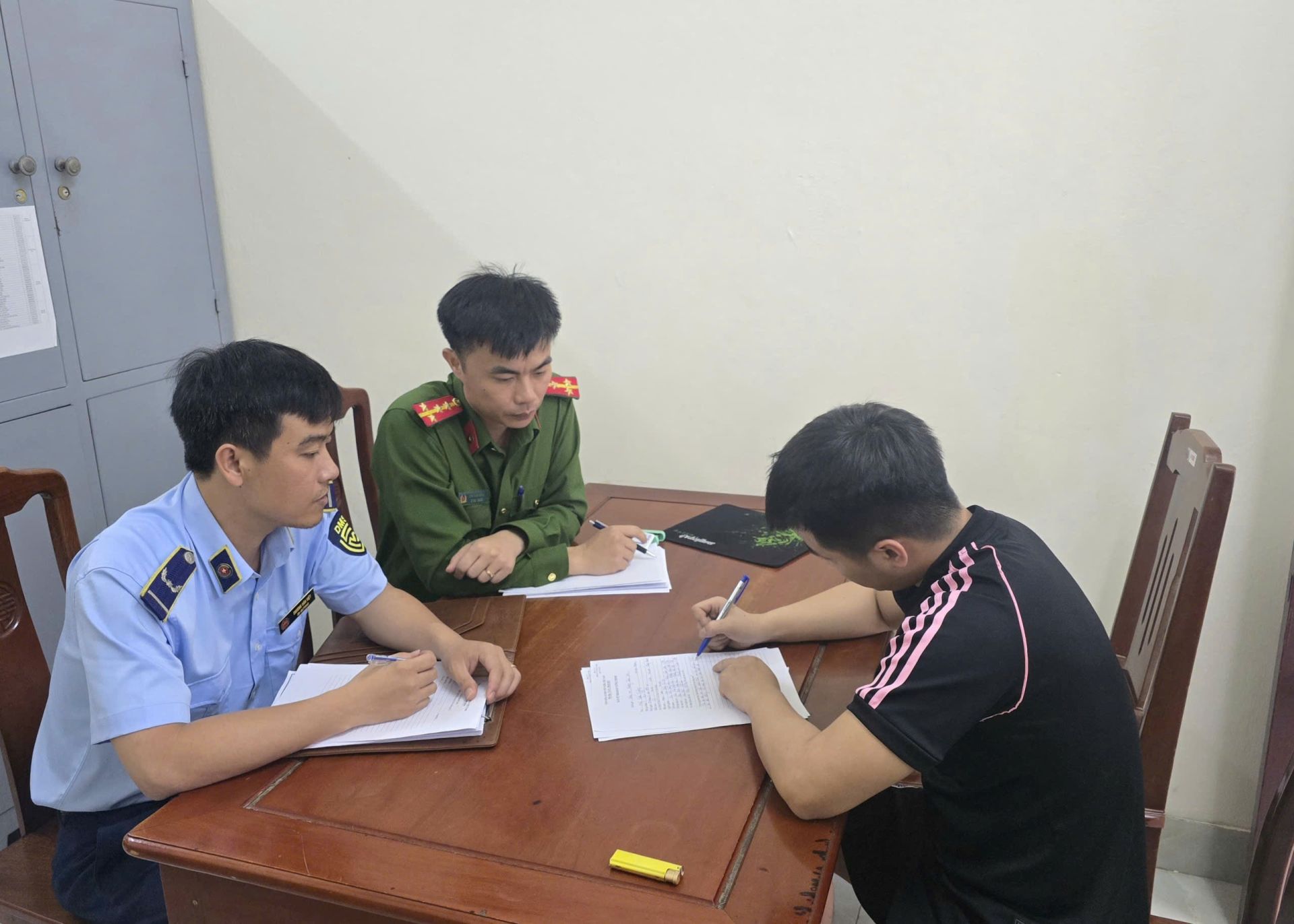 Đội Quản l&yacute; thị trường số 2 xử phạt 15 triệu đồng đối với 01 c&aacute; nh&acirc;n thu ph&iacute; tr&ocirc;ng giữ xe sai quy định tại khu du lịch Sầm Sơn