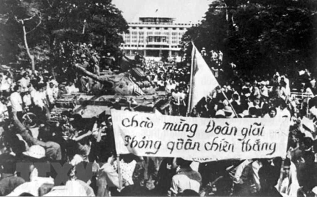 Người d&acirc;n đ&oacute;n ch&agrave;o qu&acirc;n Giải ph&oacute;ng trưa 30/4/1975. Ảnh: Tư liệu TTXVN