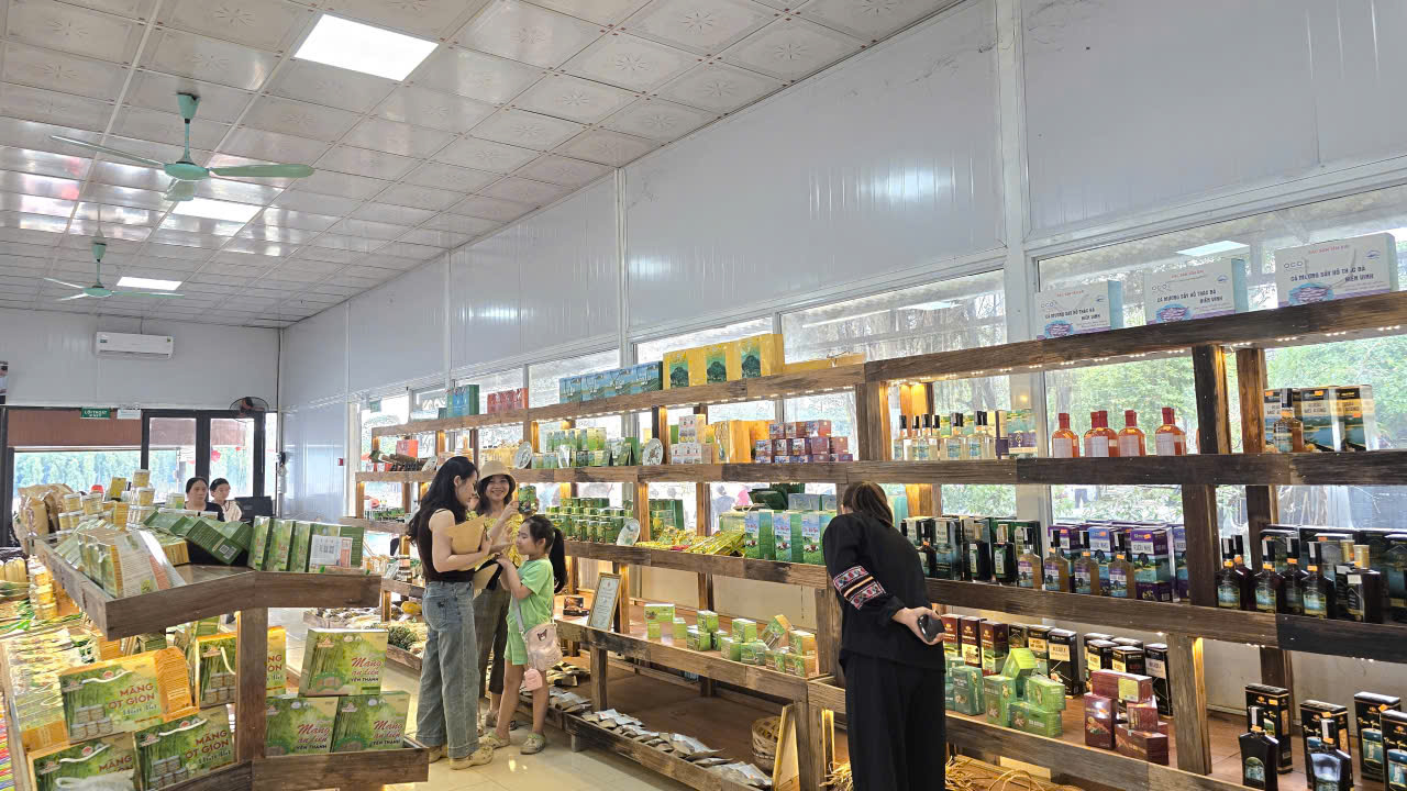 Kh&ocirc;ng gian trưng b&agrave;y, giới thiệu sản phẩm OCOP v&agrave; đặc sản địa phương g&oacute;p phần quảng b&aacute;, n&acirc;ng cao gi&aacute; trị sản phẩm gắn với ph&aacute;t triển du lịch.