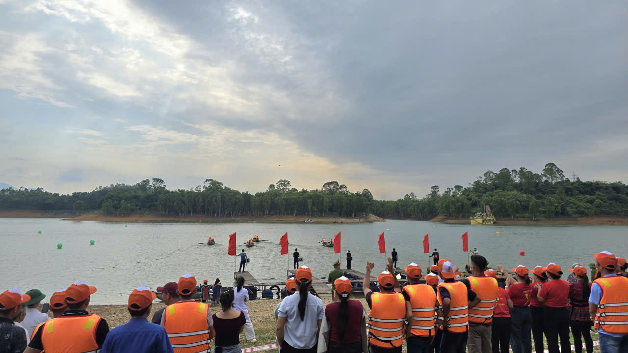 Yên Bình (Lào Cai): Xây dựng sản phẩm du lịch đặc trưng từ Ngày hội “Âm vang hồ Thác Bà”