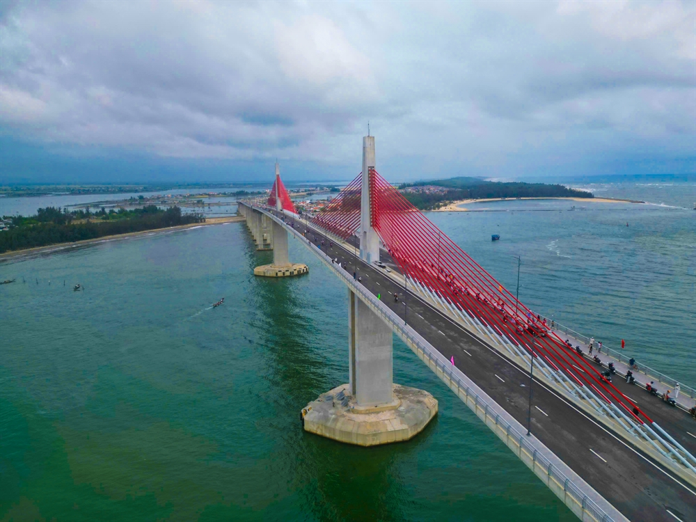 Huế: Thông xe kỹ thuật Cầu vượt cửa biển dài nhất khu vực miền Trung