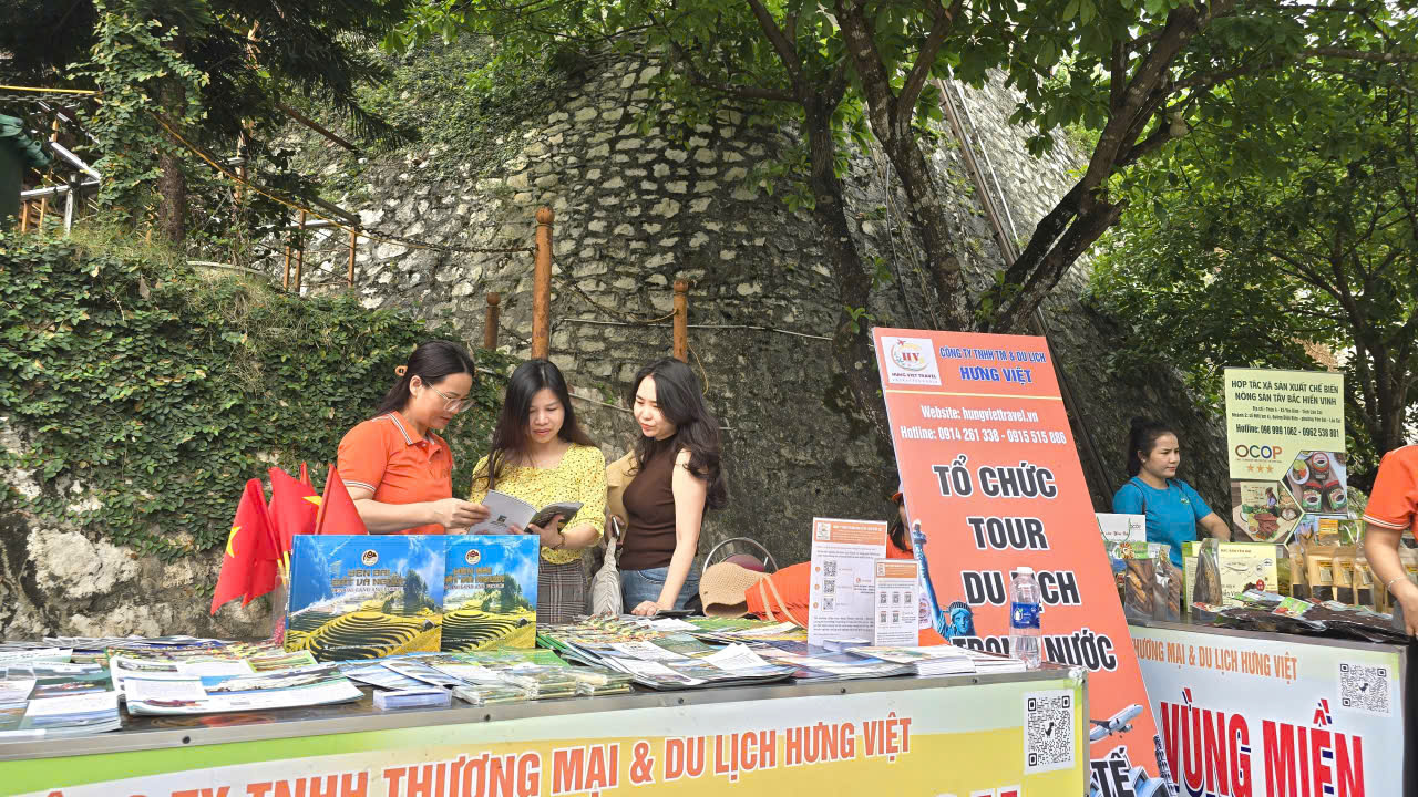 Du kh&aacute;ch t&igrave;m hiểu th&ocirc;ng tin, đăng k&yacute; tour v&agrave; kh&aacute;m ph&aacute; c&aacute;c sản phẩm du lịch, đặc sản địa phương tại khu vực trưng b&agrave;y trong Ng&agrave;y hội &ldquo;&Acirc;m vang hồ Th&aacute;c B&agrave;&rdquo;.