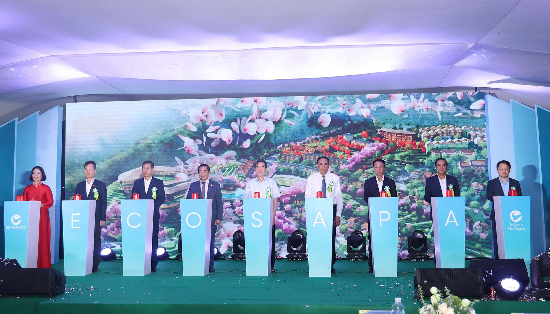 C&aacute;c đại biểu thực hiện nghi thức khởi c&ocirc;ng dự &aacute;n.