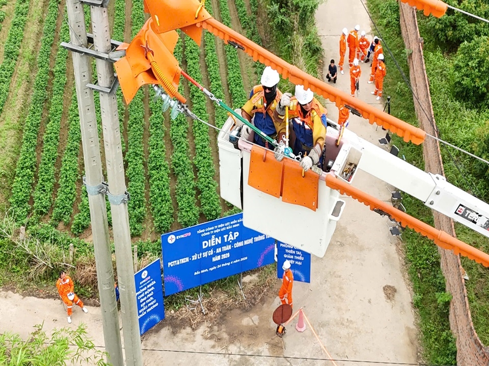 Diễn tập t&igrave;nh huống l&agrave;m thật tr&ecirc;n lưới điện thi c&ocirc;ng bằng phương ph&aacute;p hotline