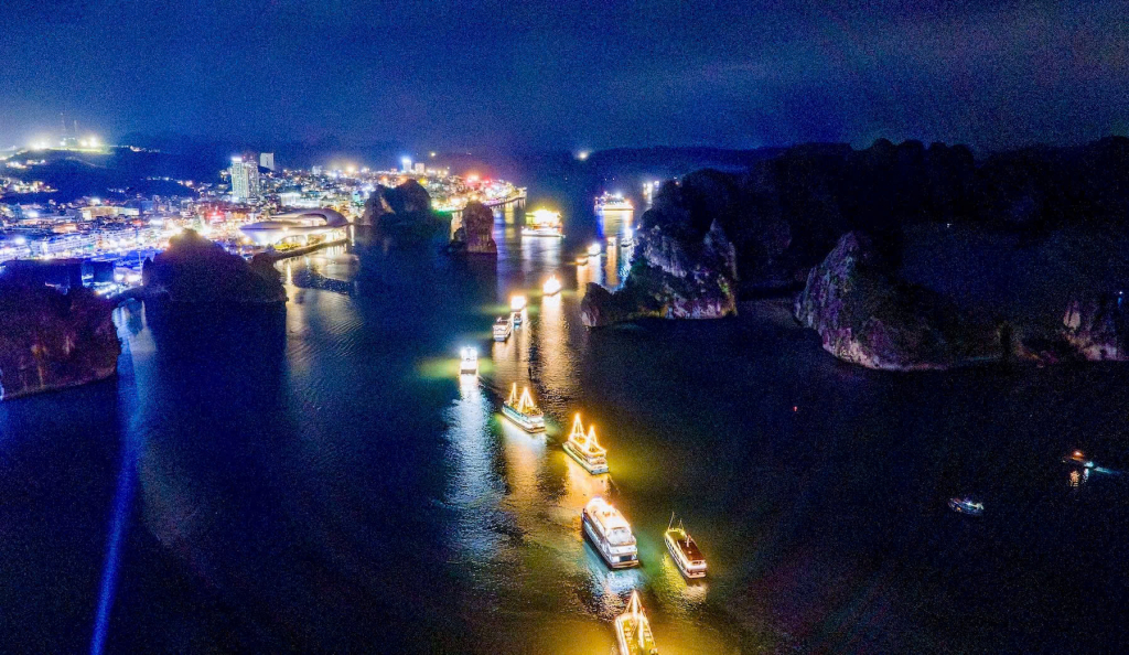H&agrave;ng chục con t&agrave;u du lịch rực rỡ &aacute;nh đ&egrave;n g&oacute;p phần tỏa s&aacute;ng Di sản Vịnh Hạ Long