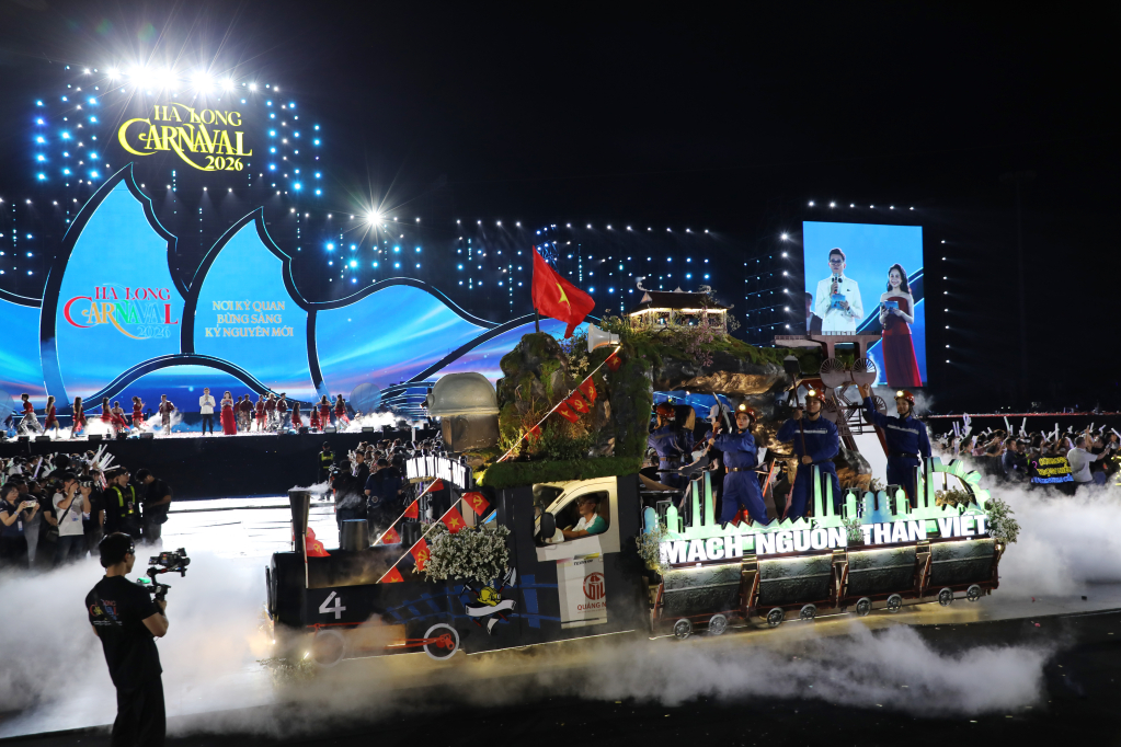 C&aacute;c đo&agrave;n diễu h&agrave;nh qua s&acirc;n khấu Carnaval Hạ Long 2026