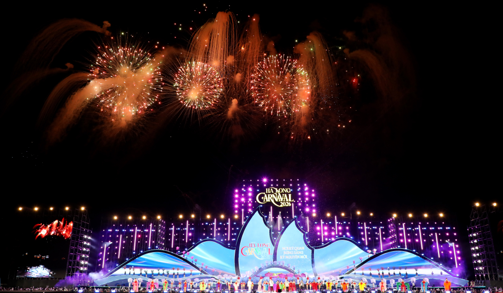 M&atilde;n nh&atilde;n với m&agrave;n ph&aacute;o hoa rực rỡ kết th&uacute;c chương tr&igrave;nh Carnaval Hạ Long 2026