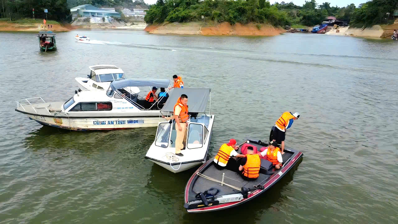 Lực lượng chức năng tổ chức kiểm tra, hướng dẫn an to&agrave;n giao th&ocirc;ng đường thủy tr&ecirc;n hồ Th&aacute;c B&agrave; trong dịp ng&agrave;y hội, g&oacute;p phần bảo đảm an to&agrave;n cho du kh&aacute;ch v&agrave; c&aacute;c hoạt động trải nghiệm.