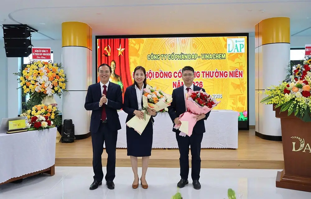 &Ocirc;ng Nguyễn Ho&agrave;ng Trung v&agrave; b&agrave; Vũ Thị B&iacute;ch Ngọc nhận hoa ch&uacute;c mừng của l&atilde;nh đạo