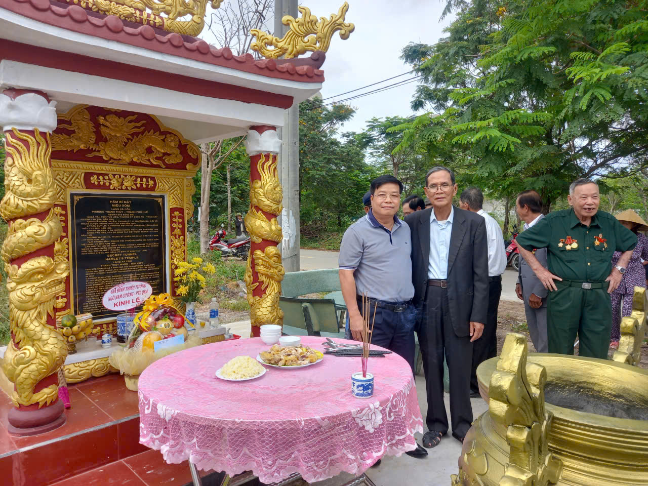 Thiếu tướng Ng&ocirc; Nam Cường (b&ecirc;n tr&aacute;i) v&agrave; Anh h&ugrave;ng lao động thời kỳ đổi mới Nguyễn Hữu Đ&ocirc;ng (mặc đồ v&eacute;t b&ecirc;n ph&aacute;i)
