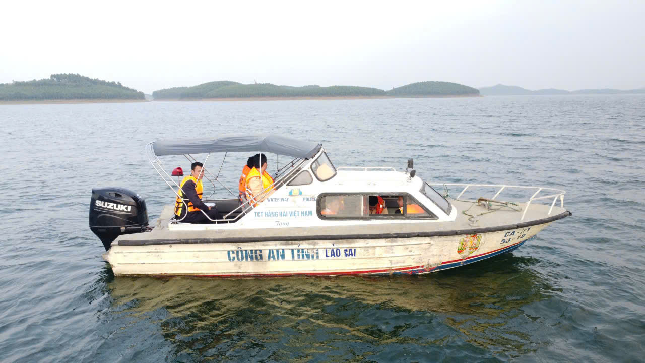 Lực lượng chức năng tăng cường tuần tra, kiểm so&aacute;t, đảm bảo an to&agrave;n giao th&ocirc;ng đường thủy cho du kh&aacute;ch .