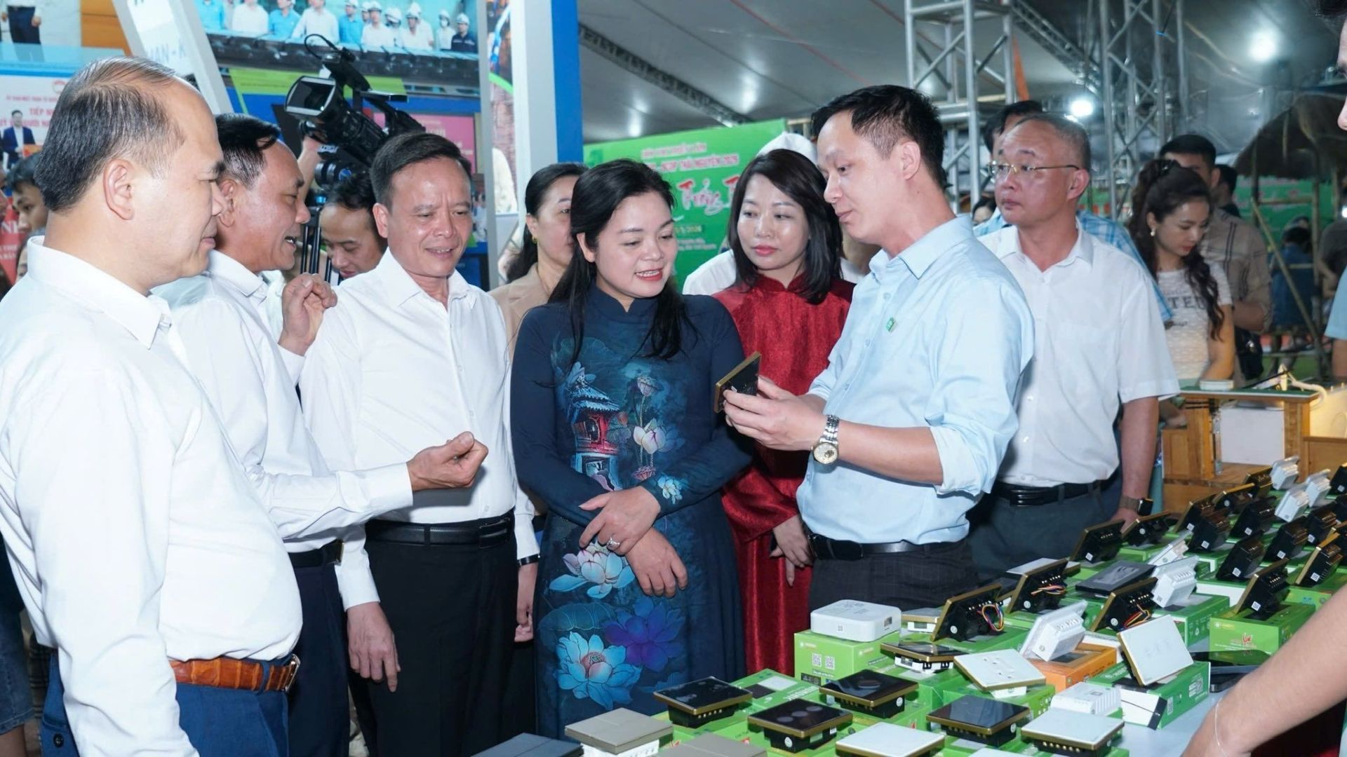 Hội chợ thu h&uacute;t đ&ocirc;ng đảo quan kh&aacute;ch v&agrave; người d&acirc;n đến tham quan, mua sắm.