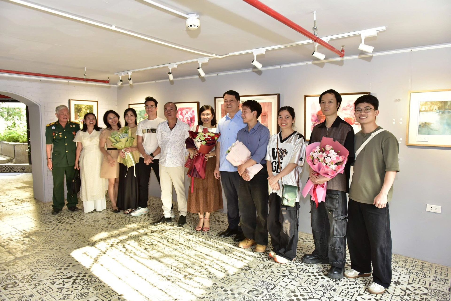 Ban tổ chức, c&aacute;c họa sĩ v&agrave; đại biểu chụp h&igrave;nh lưu niệm tại triển l&atilde;m.