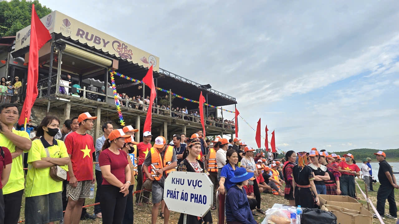 Giải đua thuyền nan tr&ecirc;n hồ Th&aacute;c B&agrave; thu h&uacute;t đ&ocirc;ng đảo người d&acirc;n v&agrave; du kh&aacute;ch theo d&otilde;i, cổ vũ, tạo kh&ocirc;ng kh&iacute; s&ocirc;i động cho ng&agrave;y hội.