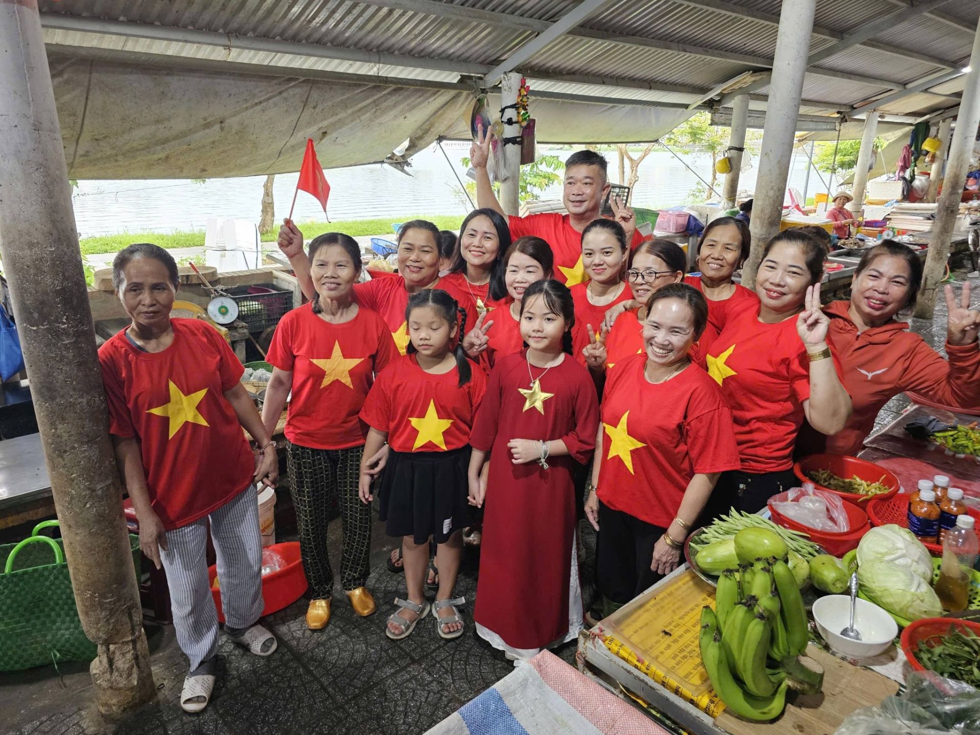 Huế: Phóng sự ảnh “Sắc đỏ ngày Thống nhất non sông tại Chợ Đông Ba”