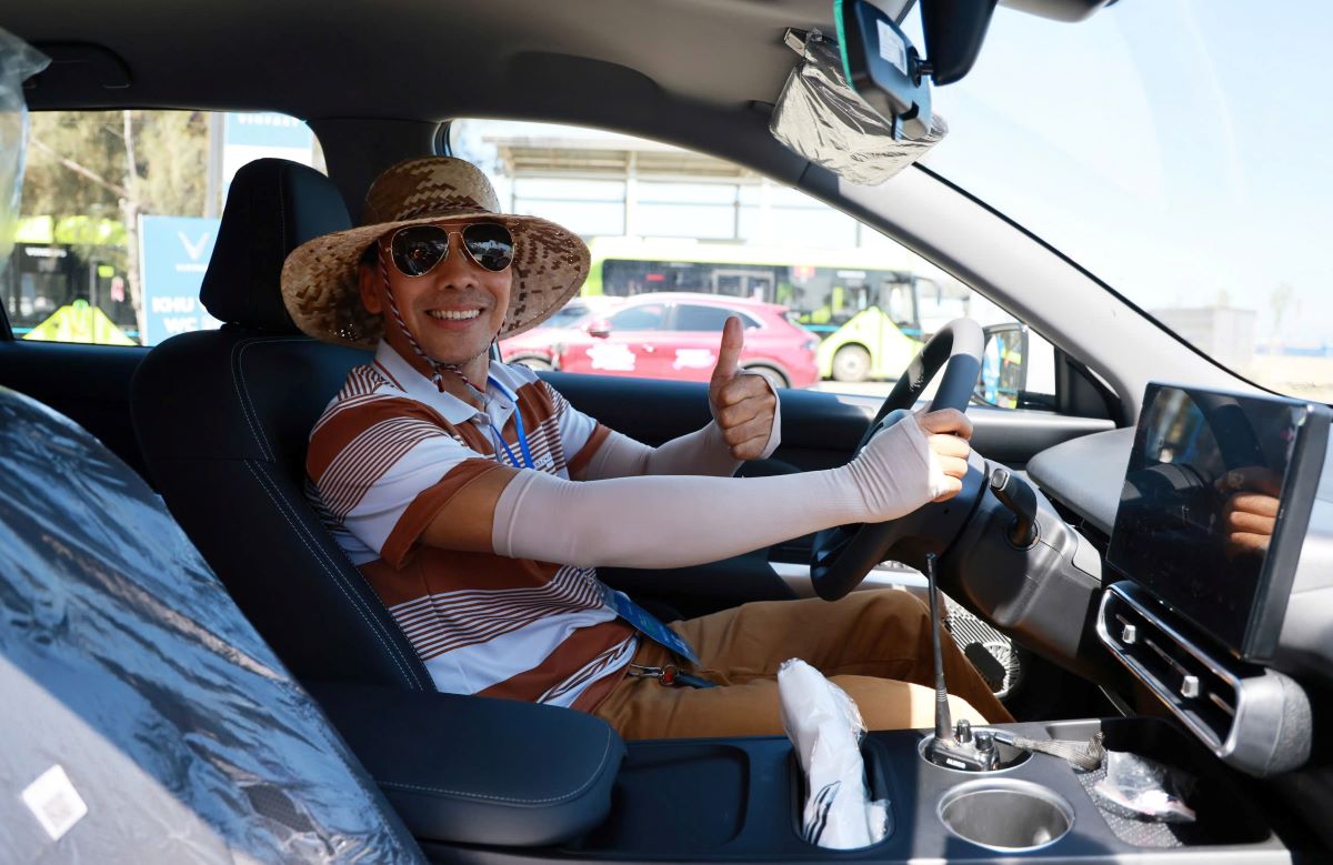 Runner v&agrave; du kh&aacute;ch th&iacute;ch th&uacute; trải nghiệm hệ sinh th&aacute;i xe điện VinFast b&ecirc;n lề sự kiện