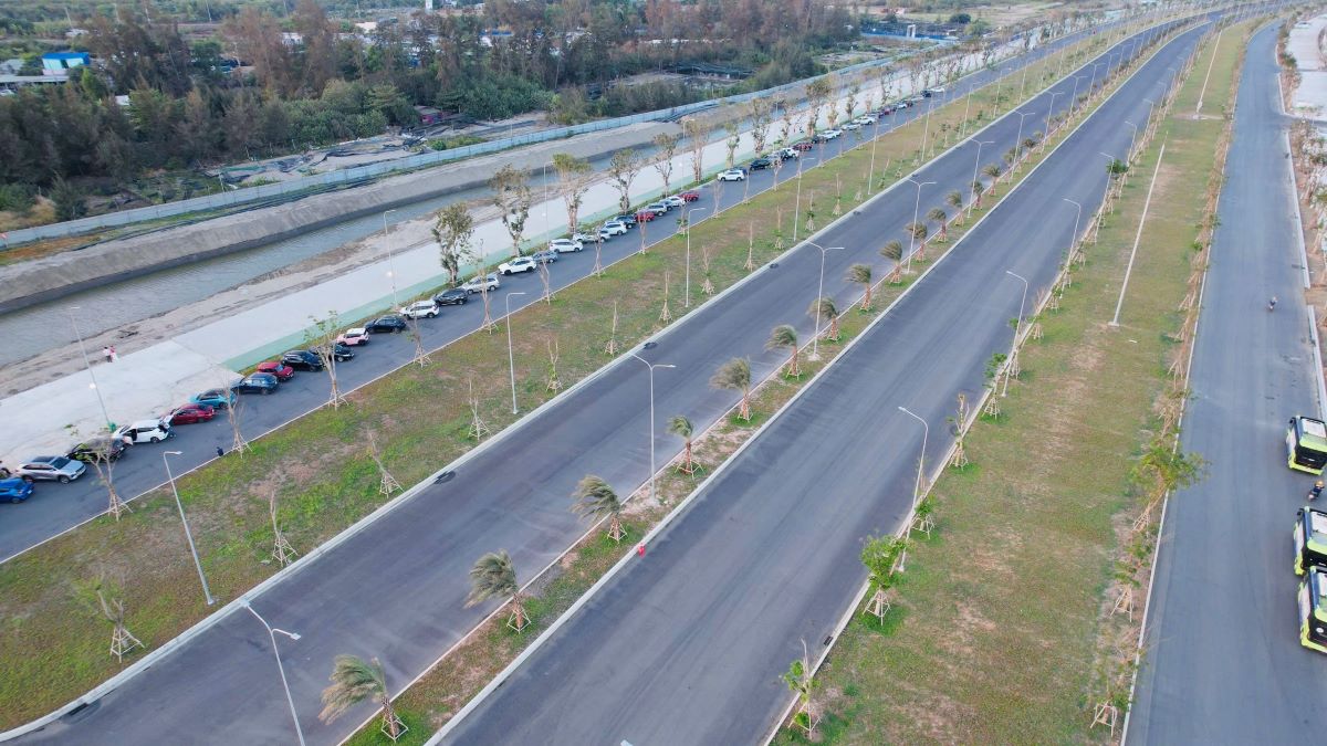 &Ocirc; t&ocirc; của kh&aacute;ch h&agrave;ng tới khảo s&aacute;t dự &aacute;n xếp h&agrave;ng d&agrave;i tr&ecirc;n trục đại lộ Thời Đại rộng 120m trong s&aacute;ng 30/4