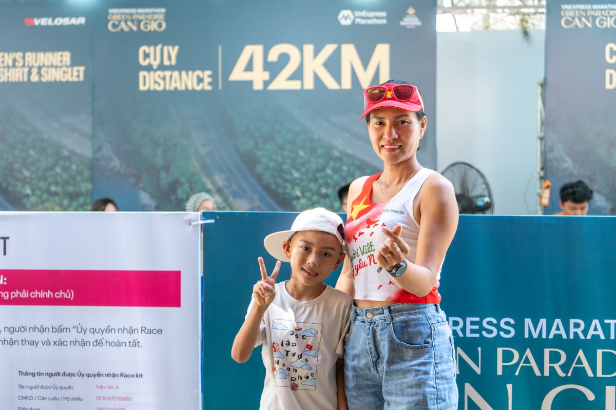 Chị Nguyễn Thị Tr&acirc;m c&ugrave;ng con trai check-in tại VnExpress Marathon Green Paradise