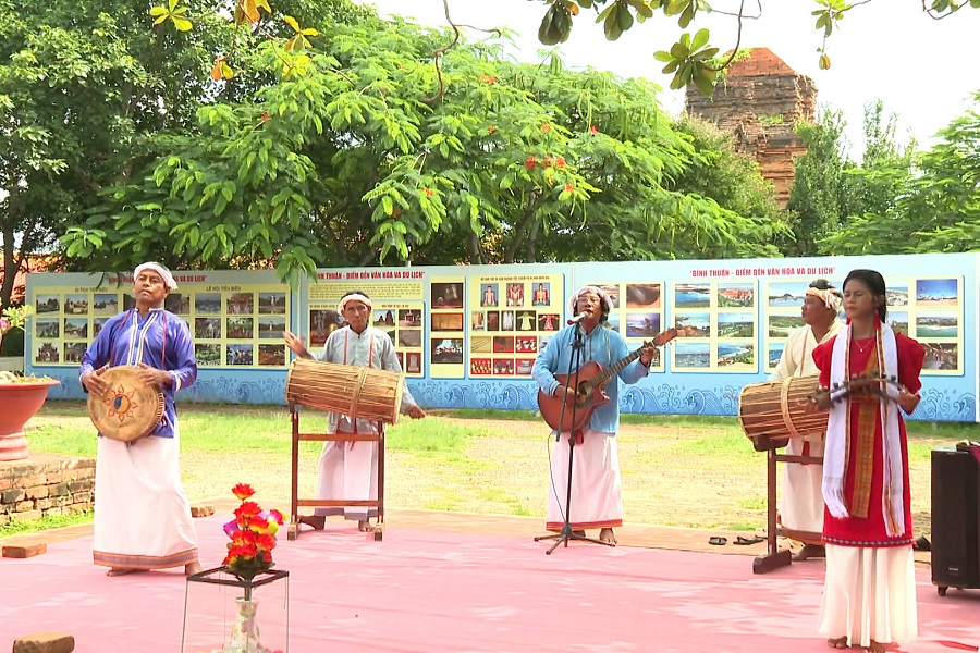 Biểu diễn văn h&oacute;a Chăm tại Khu di t&iacute;ch Th&aacute;p P&ocirc; Sah Inư v&agrave;o dịp lễ 30/4-1/5