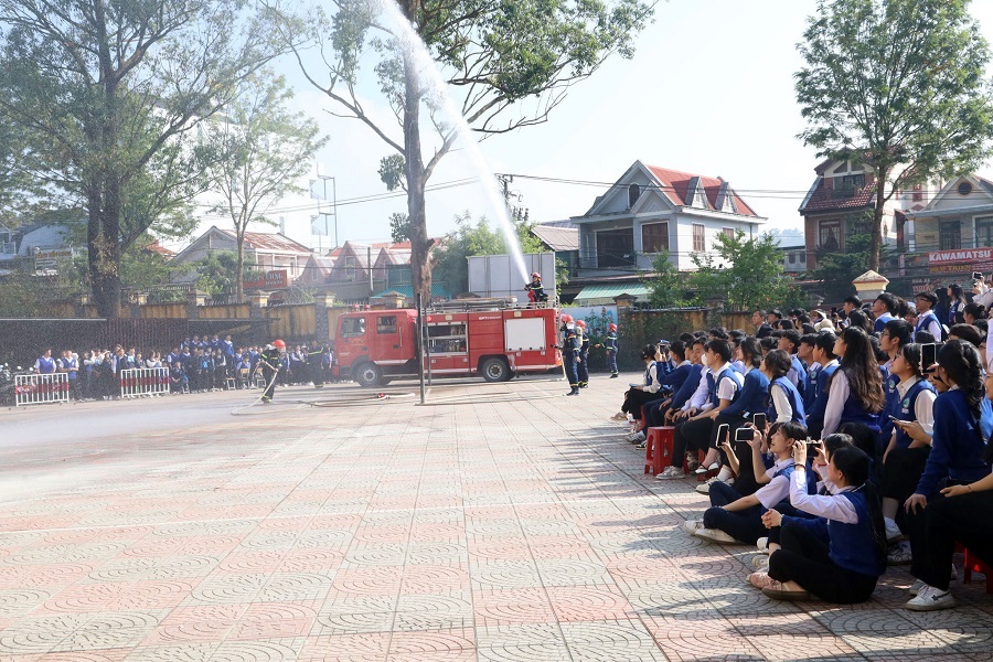 Buổi tuy&ecirc;n truyền g&oacute;p phần n&acirc;ng cao nhận thức, trang bị kỹ năng bảo vệ bản th&acirc;n v&agrave; cộng đồng cho c&aacute;c em học sinh