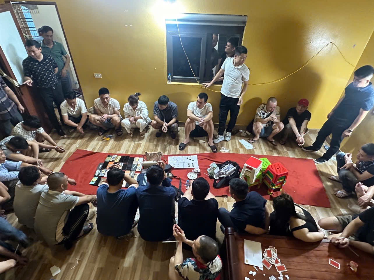 Ninh Bình: Triệt phá tụ điểm tổ chức đánh bạc và đánh bạc dưới hình thức xóc đĩa tại địa bàn xã Liên Minh