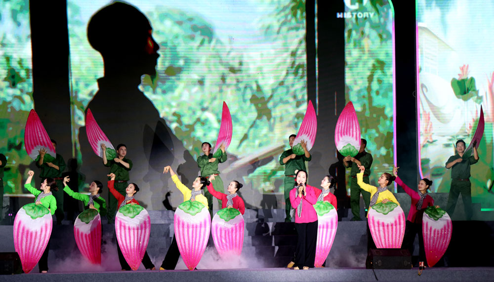 Tiết mục nghệ thuật ca ngợi Chủ tịch Hồ Ch&iacute; Minh.