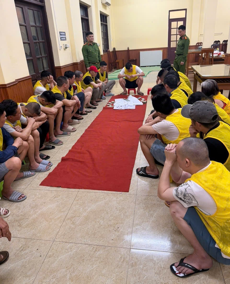 C&aacute;c đối tượng đ&aacute;nh bạc c&ugrave;ng tang vật