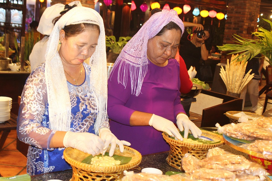 C&aacute;c điểm du lịch ở Mũi N&eacute; chuẩn bị những m&oacute;n ăn truyền thống của đồng b&agrave;o Chăm phục vụ du kh&aacute;ch