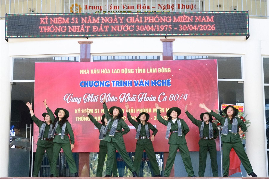 C&aacute;c tiết mục văn nghệ thể hiện tinh thần đấu tranh anh dũng của qu&acirc;n v&agrave; d&acirc;n ta trong c&ocirc;ng cuộc kh&aacute;ng chiến gi&agrave;nh độc lập, thống nhất Tổ quốc