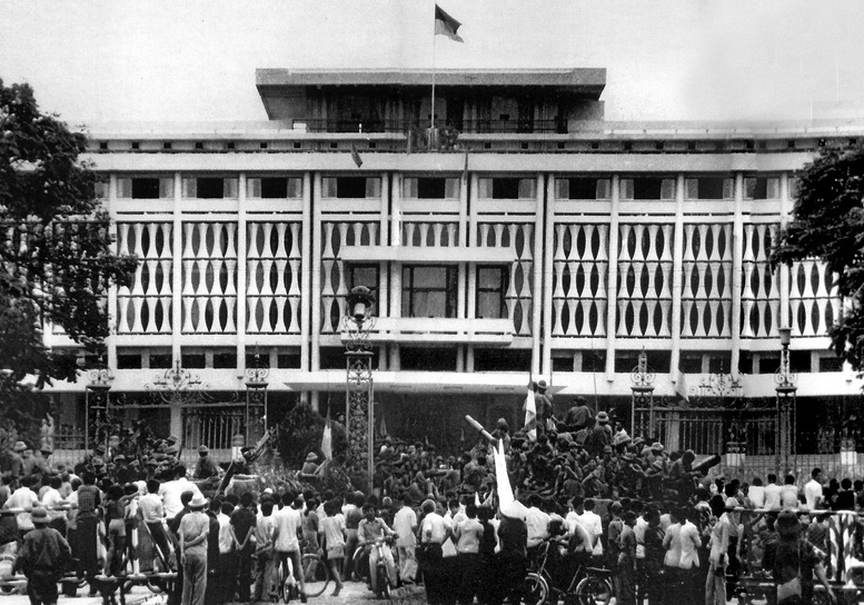 Cờ Mặt trận D&acirc;n tộc Giải ph&oacute;ng miền Nam Việt Nam tung bay tr&ecirc;n n&oacute;c Dinh Tổng thống S&agrave;i G&ograve;n, ng&agrave;y 30/4/1975. Ảnh tư liệu