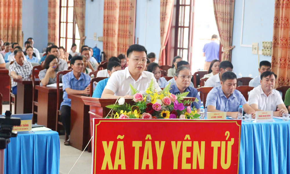 Cử tri tại điểm cầu x&atilde; T&acirc;y Y&ecirc;n Tử n&ecirc;u đề xuất, kiến nghị.