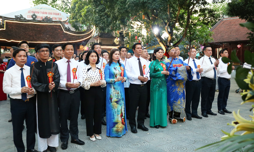 Đại biểu d&acirc;ng hương tưởng nhớ c&aacute;c vị vua triều L&yacute;.