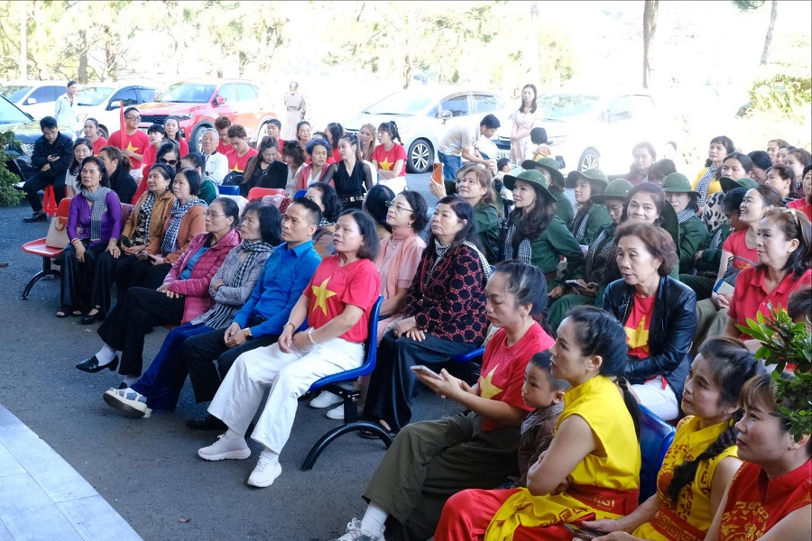 Đ&ocirc;ng đảo c&aacute;n bộ, đo&agrave;n vi&ecirc;n, người lao động v&agrave; Nh&acirc;n d&acirc;n tr&ecirc;n địa b&agrave;n tham dự chương tr&igrave;nh