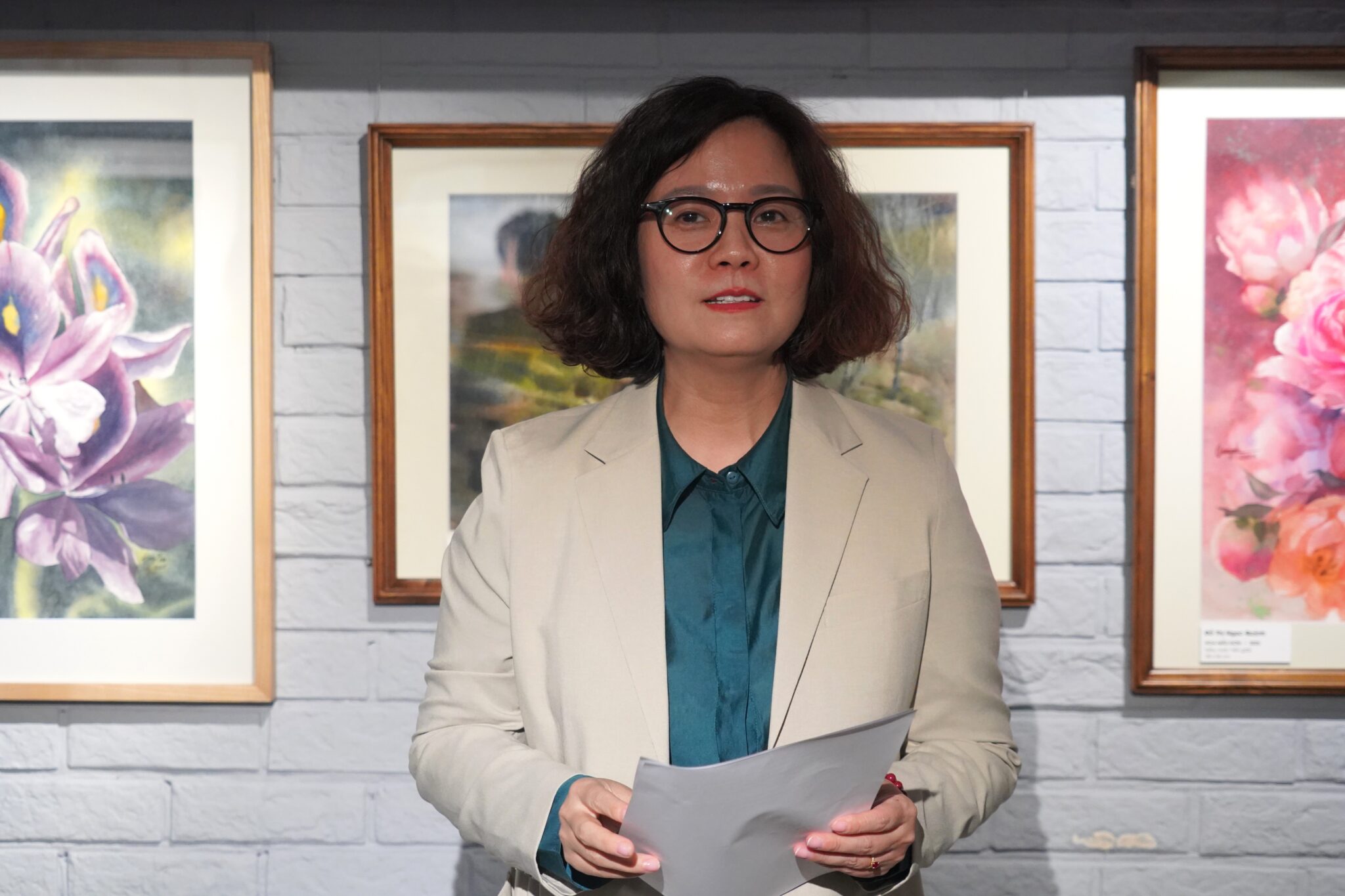 Đồng ch&iacute; L&ecirc; Thị &Aacute;nh Mai, Ph&oacute; Gi&aacute;m đốc Sở Văn h&oacute;a v&agrave; Thể thao th&agrave;nh phố H&agrave; Nội ph&aacute;t biểu khai mạc triển l&atilde;m.