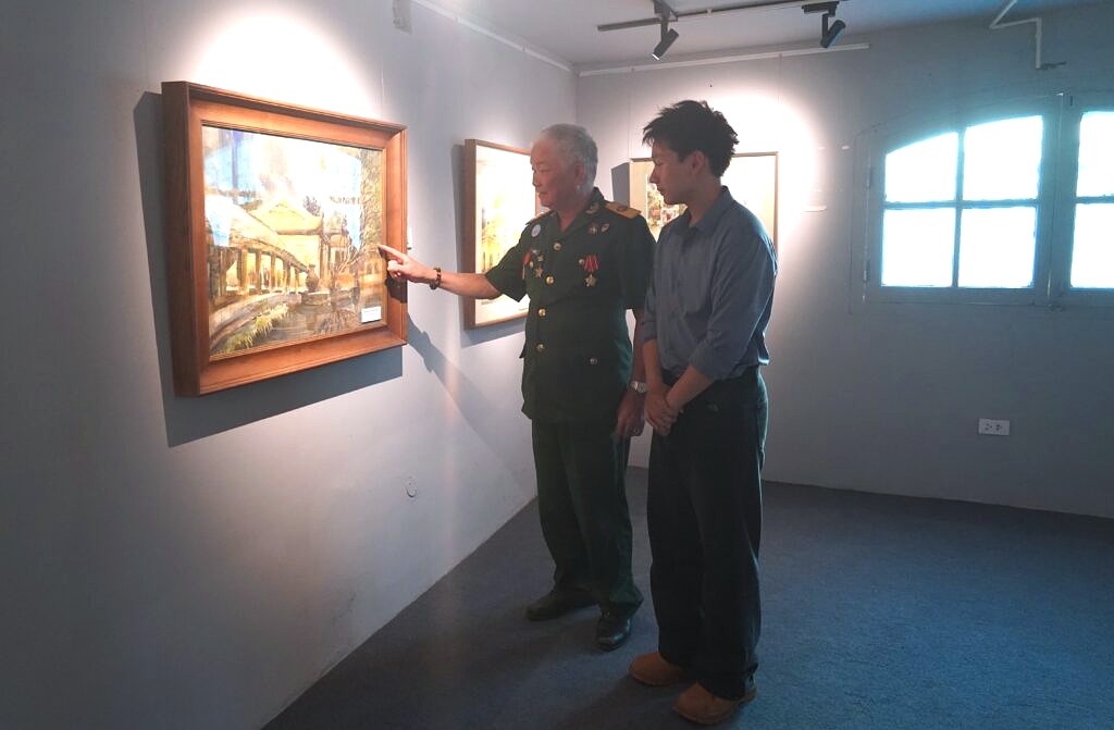 Triển l&atilde;m &ldquo;Giai điệu Thống nhất&rdquo; v&agrave; &ldquo;Việt Nam qu&ecirc; hương t&ocirc;i&rdquo; đem đến cho c&ocirc;ng ch&uacute;ng nhiều t&aacute;c phẩm hội họa chất lượng, gi&agrave;u cảm x&uacute;c nh&acirc;n kỷ niệm 51 năm Ng&agrave;y Giải ph&oacute;ng miền Nam, thống nhất đất nước.