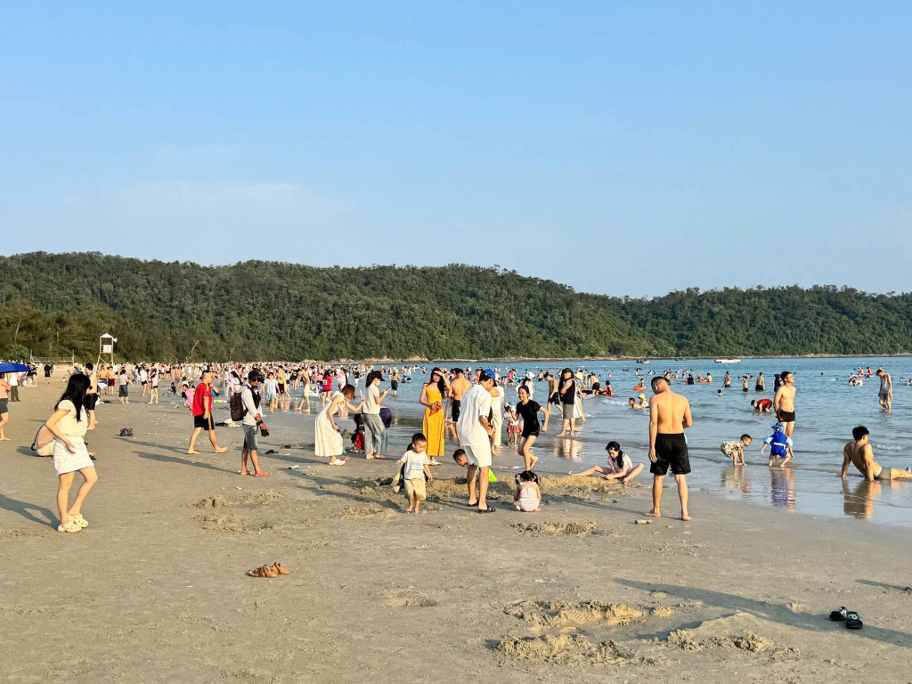 Du kh&aacute;ch tắm biển tại b&atilde;i tắm Hồng V&agrave;n, đặc khu C&ocirc; T&ocirc;