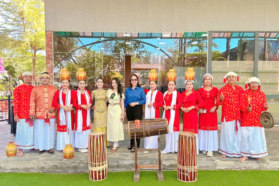 Du kh&aacute;ch chụp ảnh giao lưu c&ugrave;ng c&aacute;c nghệ nh&acirc;n Chăm