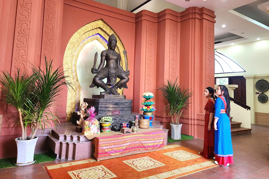 Du kh&aacute;ch tham quan tại Trung t&acirc;m trưng b&agrave;y văn h&oacute;a Chăm